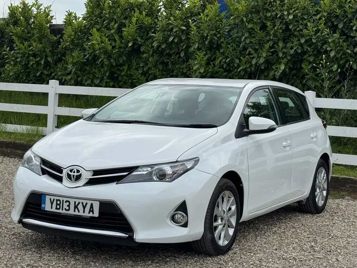 2013-toyota-auris-16-icon-hatchback-big-4