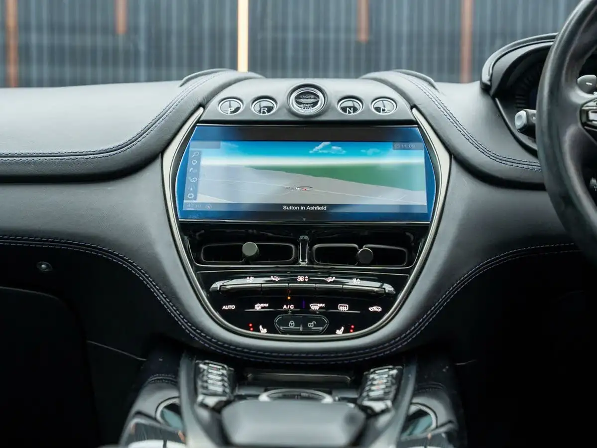 2021-aston-martin-dbx-40-v8-big-31