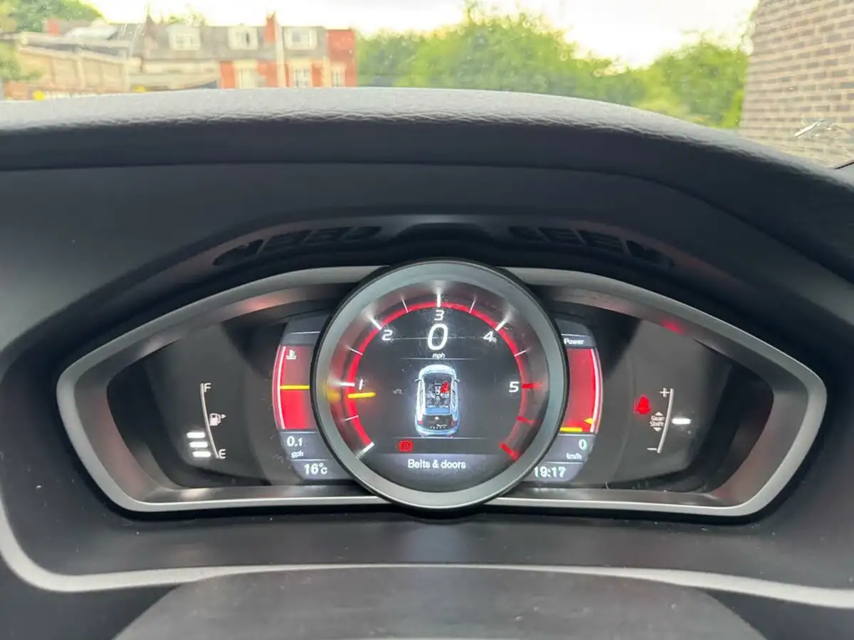 2016-volvo-v40-20td-d3-r-design-nav-big-33