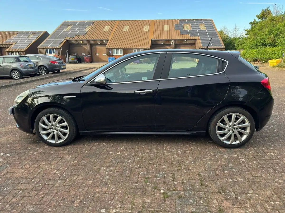 2012-alfa-romeo-giulietta-20td-veloce-140-bhp-big-8