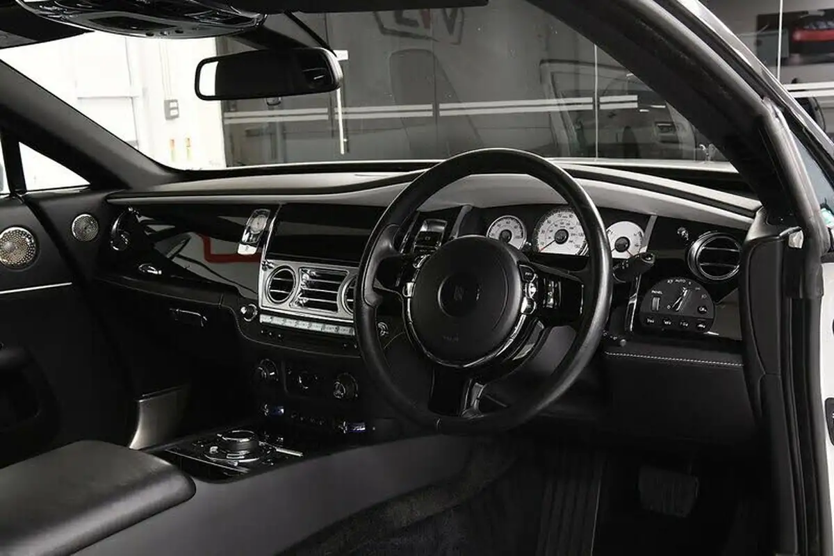 2017-rolls-royce-wraith-66-no-trim-big-3