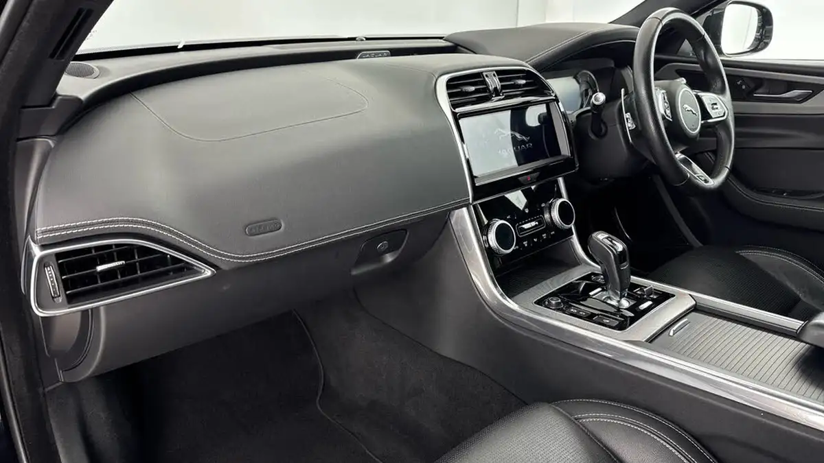 2020-jaguar-xe-20d-r-dynamic-s-big-9