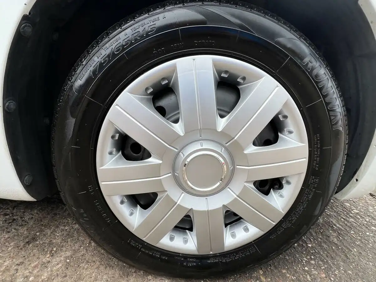 2017-suzuki-swift-12-sz2-5d-big-57