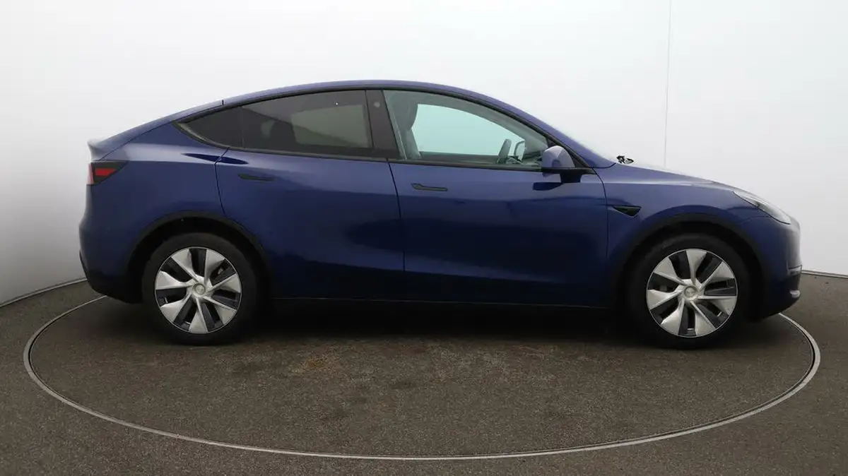 2022-tesla-model-y-e-long-range-big-49