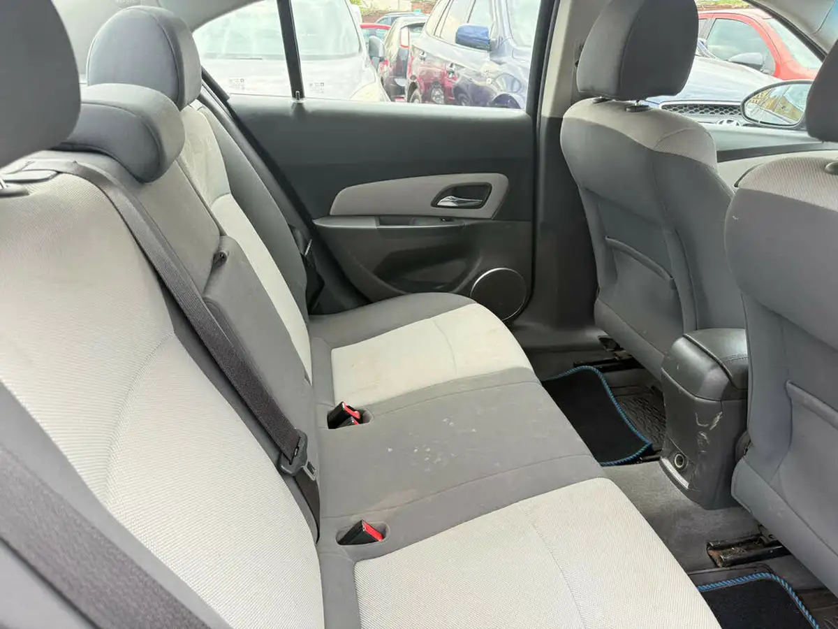 2010-chevrolet-cruze-16-ls-big-10