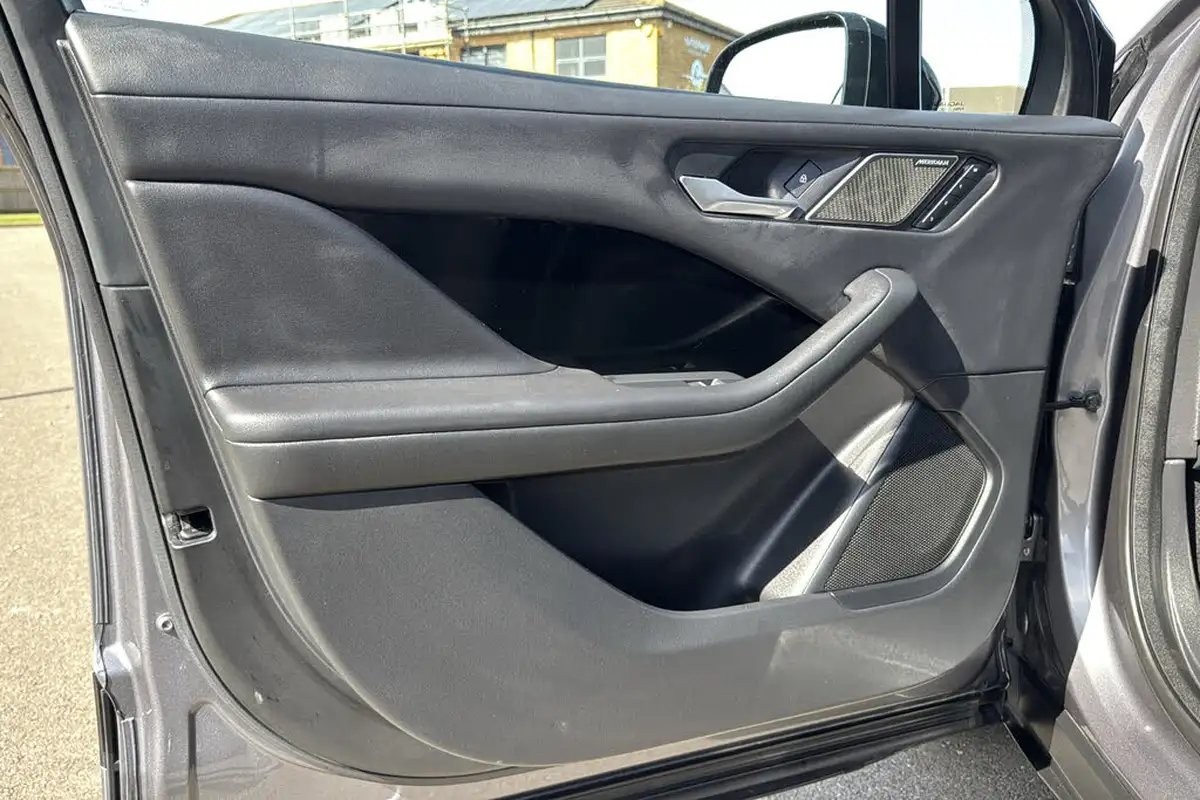 2021-jaguar-i-pace-ev400-black-big-37