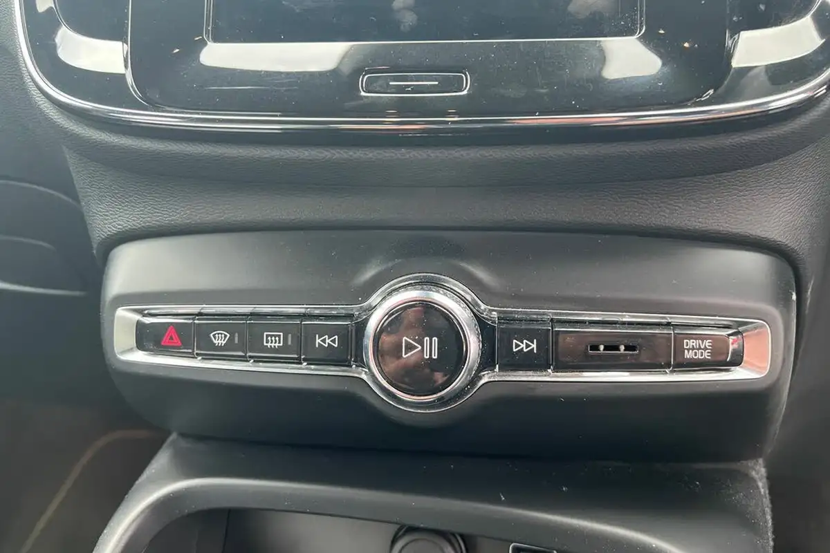 2022-volvo-xc40-15-t4-plus-big-13