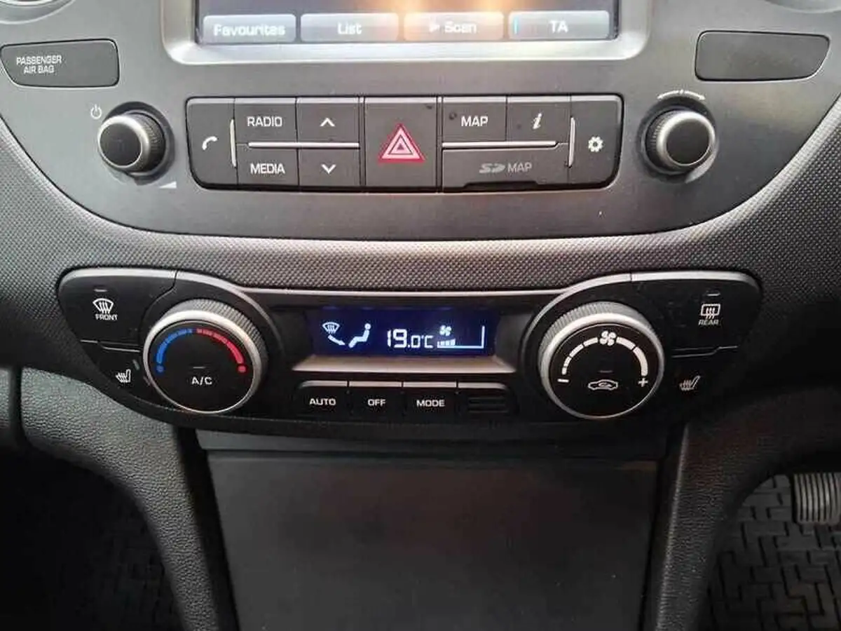 2017-hyundai-i10-12-premium-se-big-19