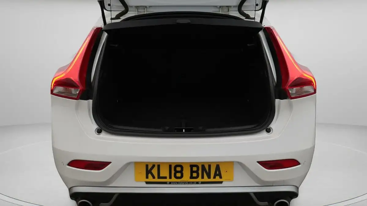 2018-volvo-v40-15-t2-r-design-nav-plus-big-16
