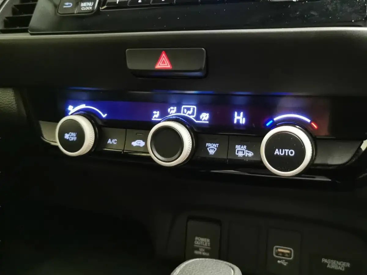 2022-honda-jazz-15-i-mmd-se-109ps-big-17