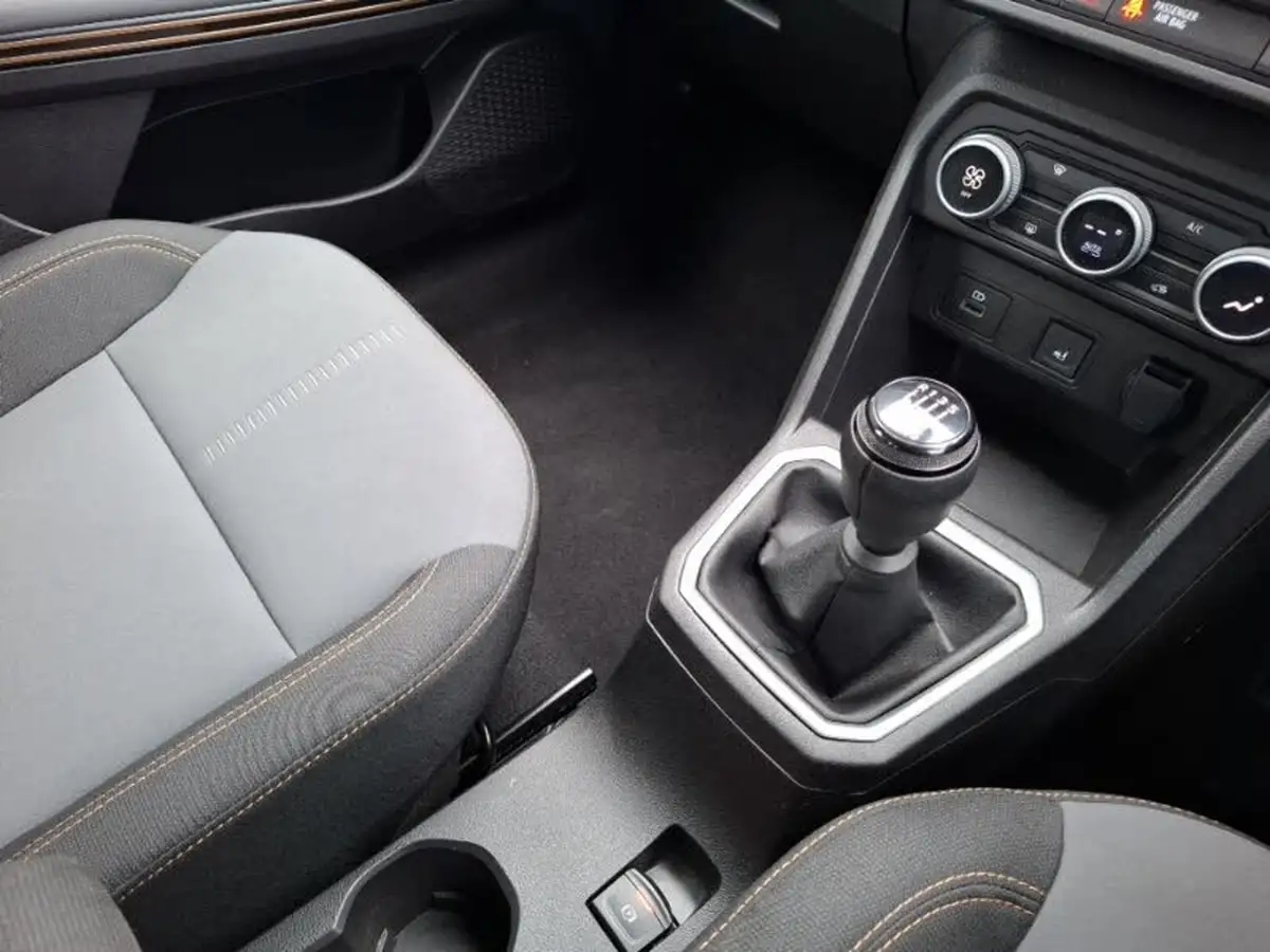 2024-dacia-sandero-stepway-10-tce-extreme-90bhp-big-16