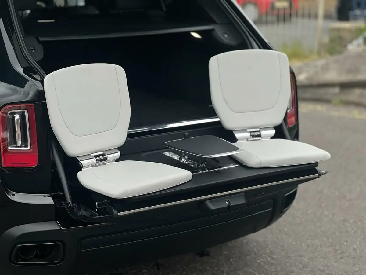 2020-rolls-royce-cullinan-675-black-badge-big-40