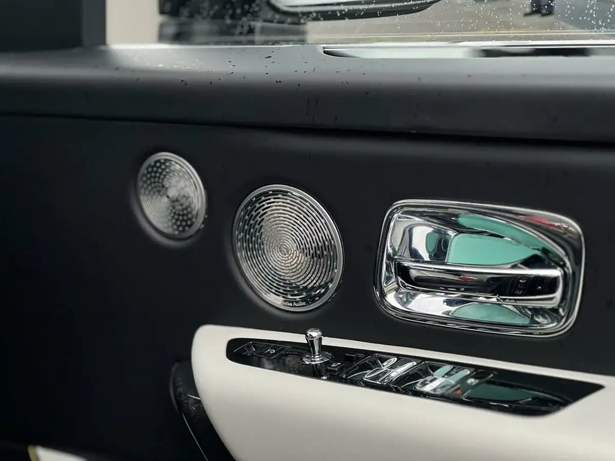 2020-rolls-royce-cullinan-675-black-badge-big-16