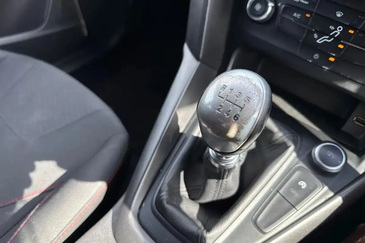 2018-ford-focus-10t-st-line-140ps-hatchback-big-18