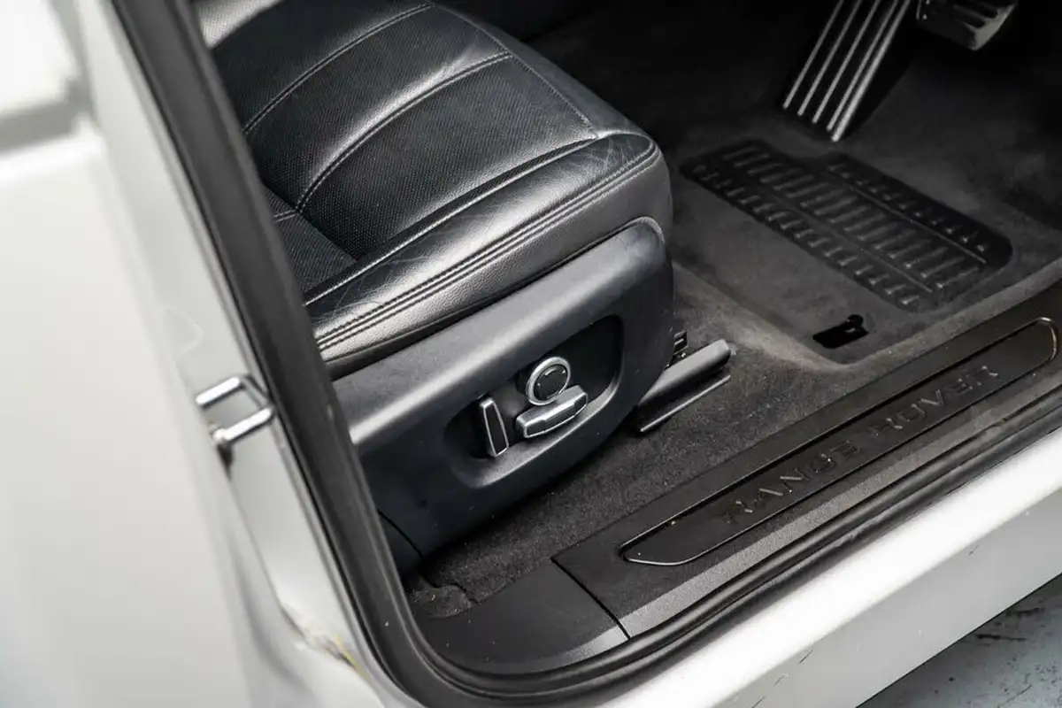2021-land-rover-range-rover-evoque-15-p300e-s-big-34
