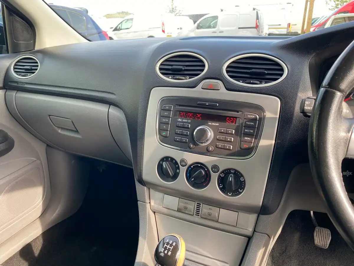 2010-ford-focus-16-zetec-hatchback-5d-big-32
