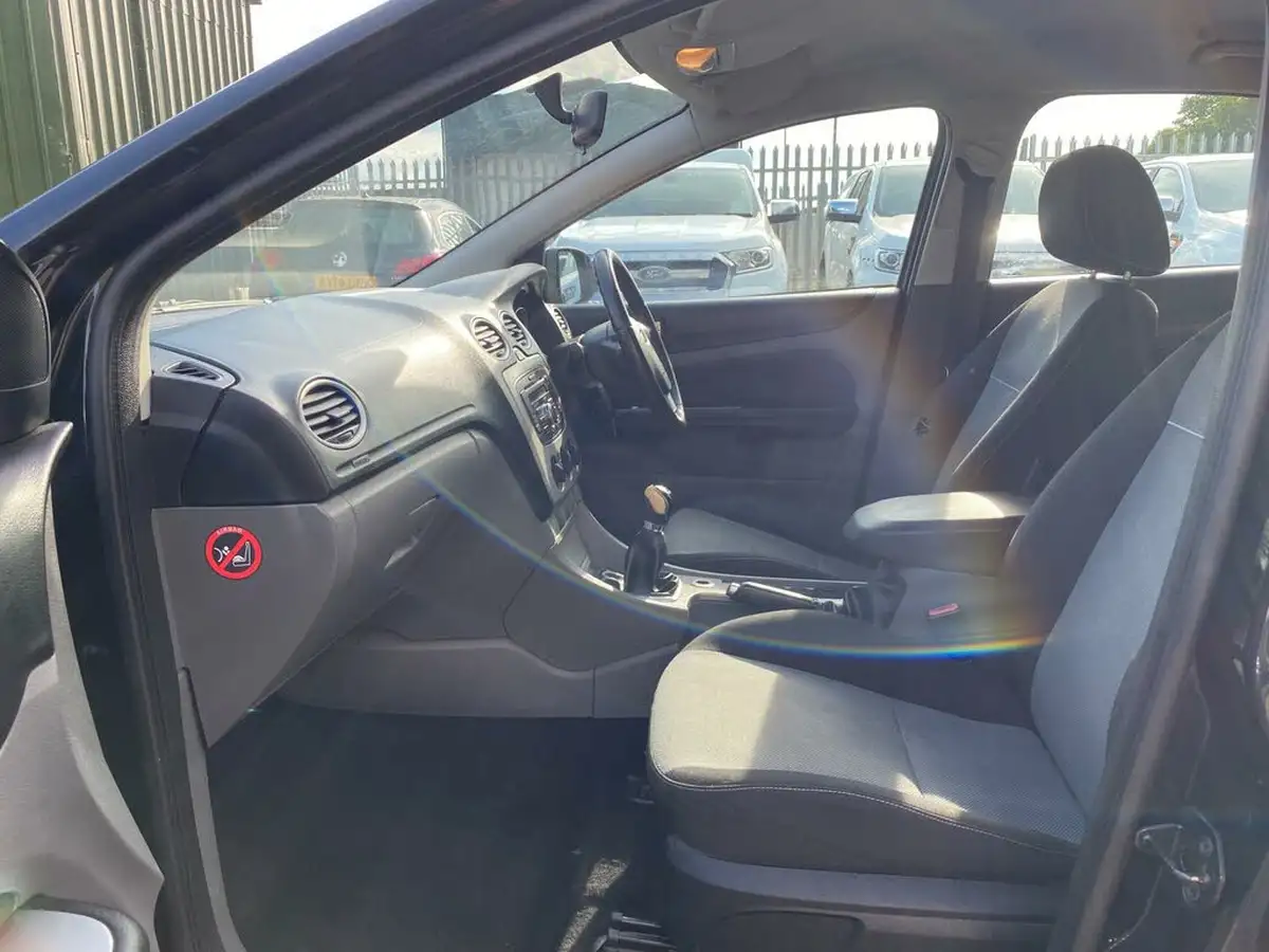 2010-ford-focus-16-zetec-hatchback-5d-big-8