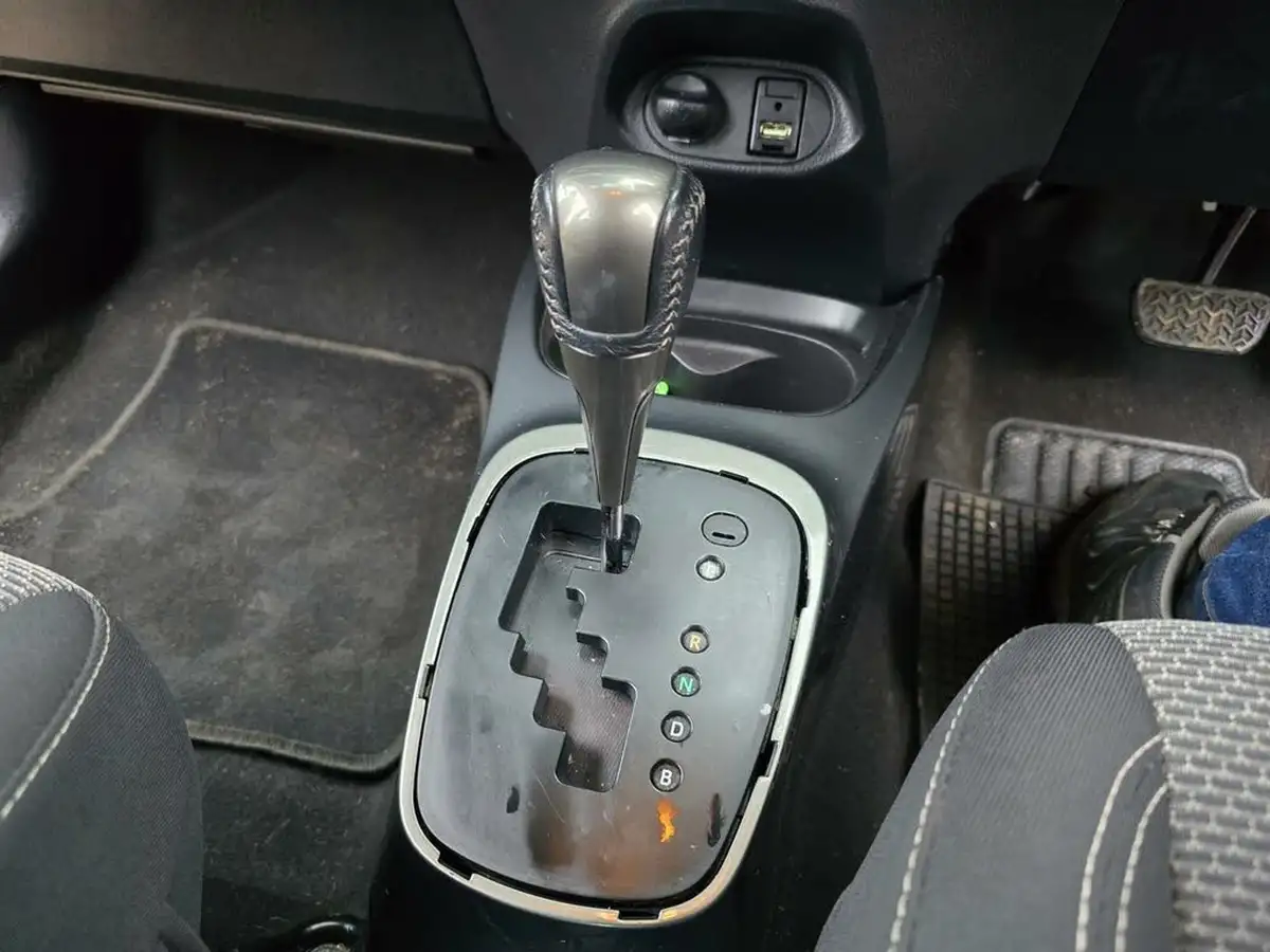 2015-toyota-yaris-15-vvt-i-icon-hybrid-big-23