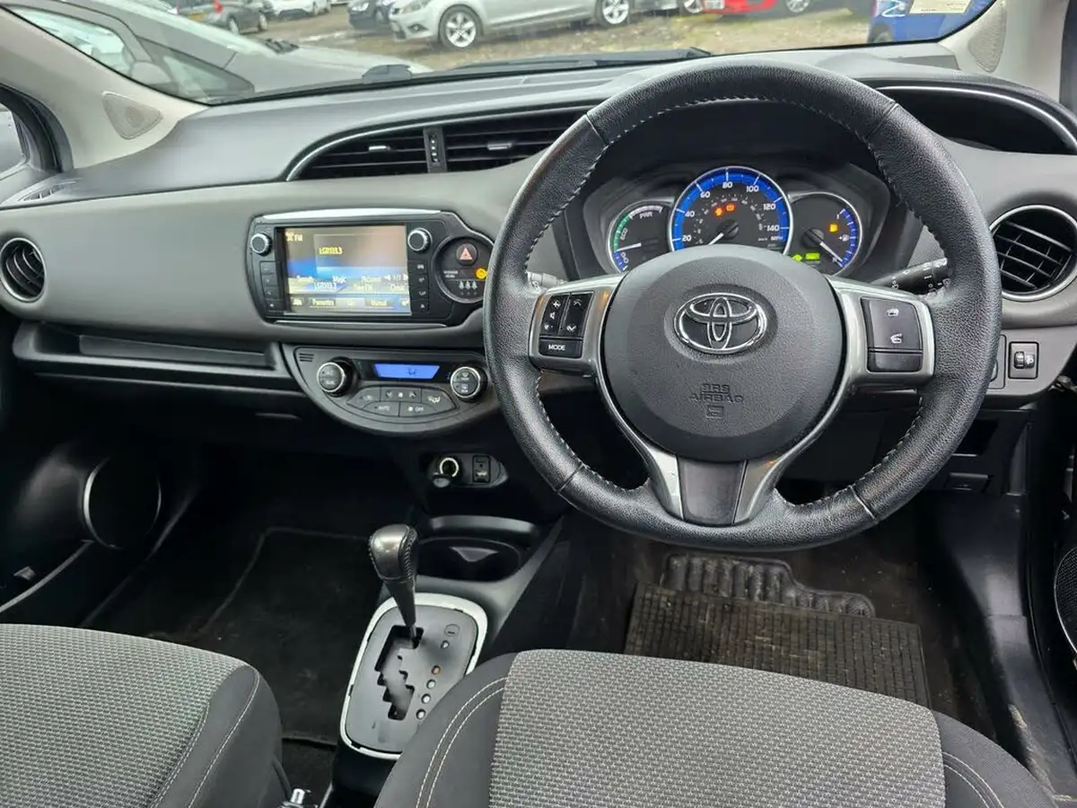 2015-toyota-yaris-15-vvt-i-icon-hybrid-big-47
