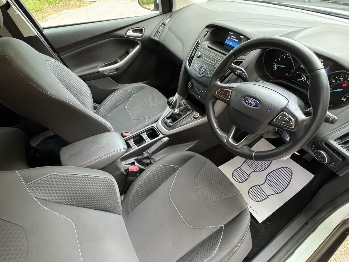2015-ford-focus-10-zetec-t-125ps-hatchback-big-28