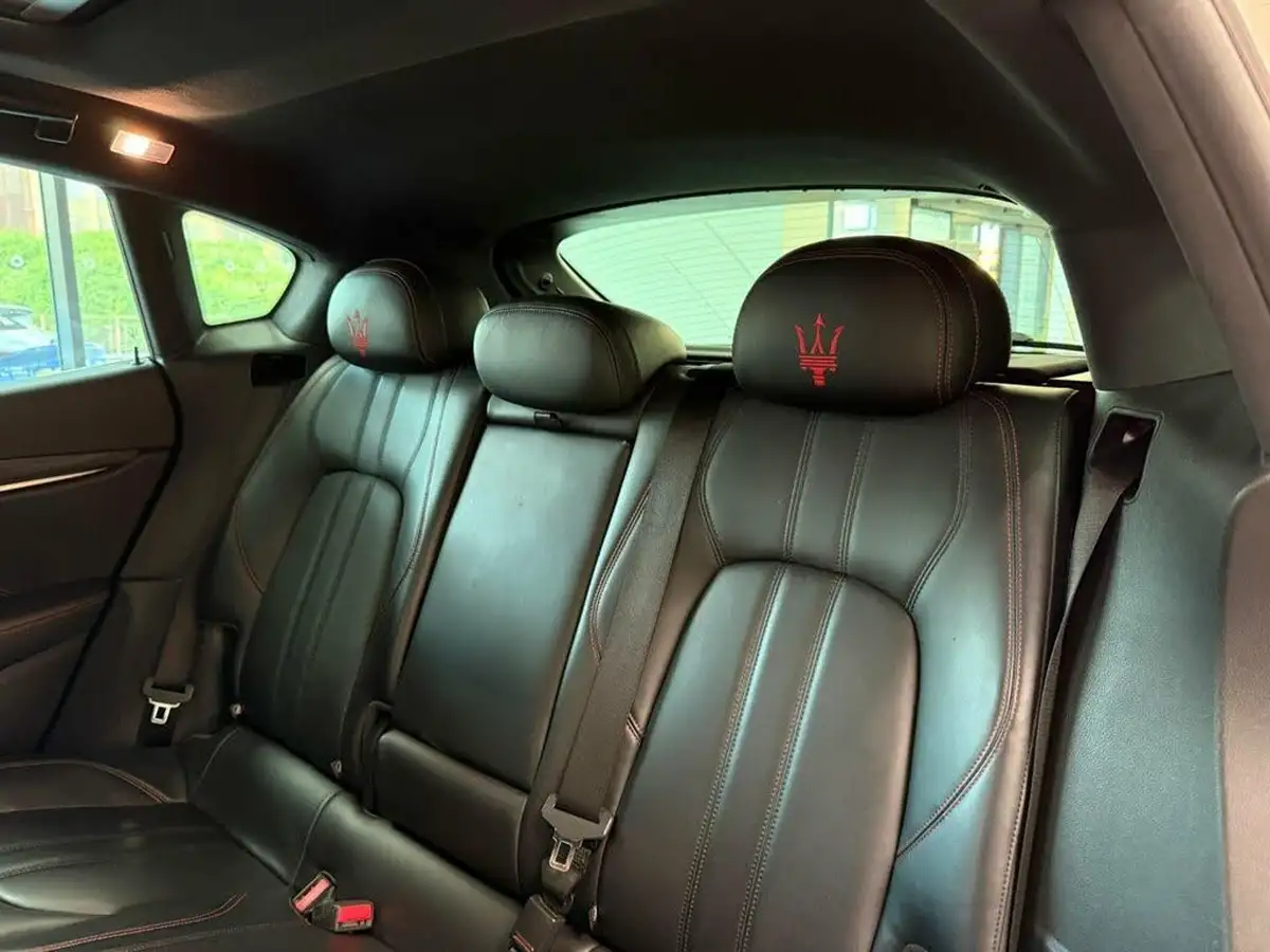 2017-maserati-levante-big-77