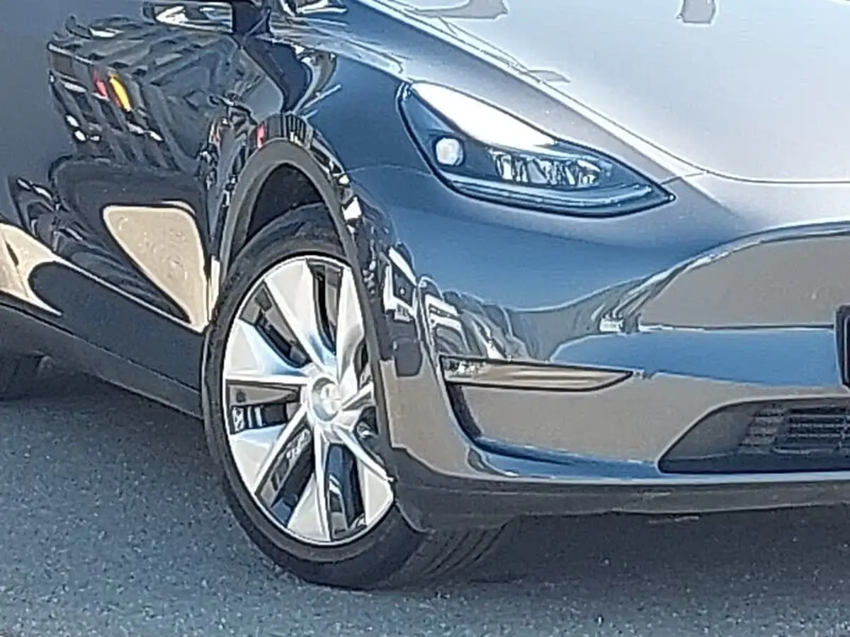 2022-tesla-model-y-e-long-range-big-8