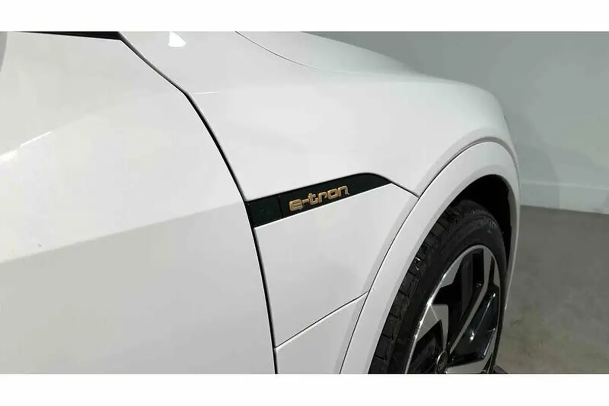 2022-audi-e-tron-50e-black-edition-station-wagon-big-17