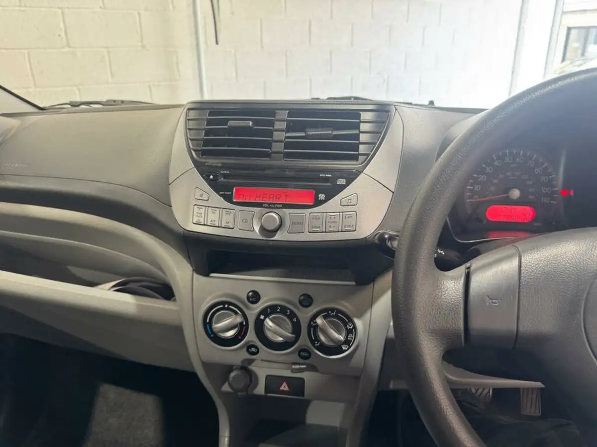 2010-suzuki-alto-10-sz4-big-14