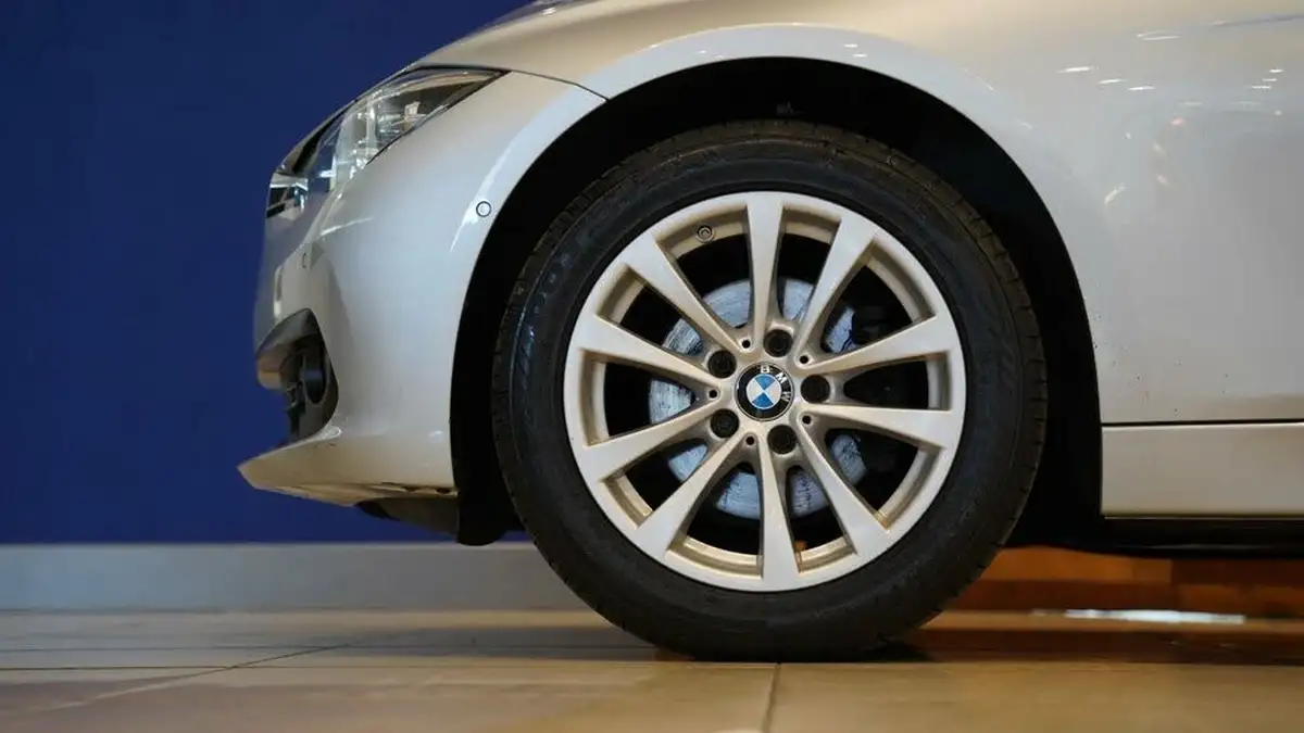 2019-bmw-3-series-20td-318d-se-150bhp-ss-touring-5d-big-10
