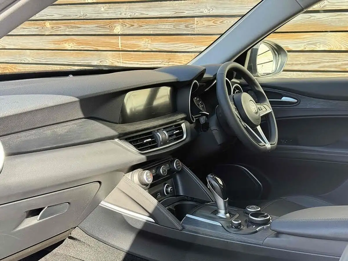 2020-alfa-romeo-stelvio-20-nero-edizione-big-29