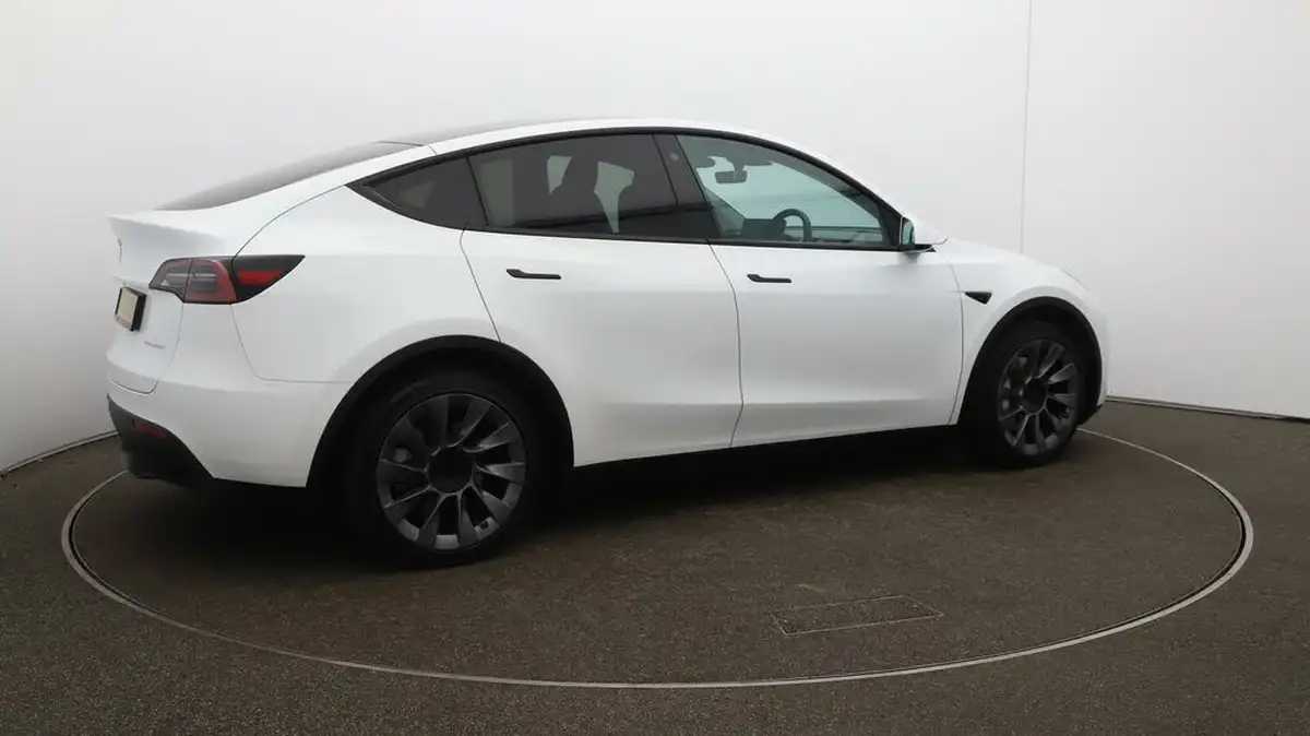 2023-tesla-model-y-e-long-range-big-49