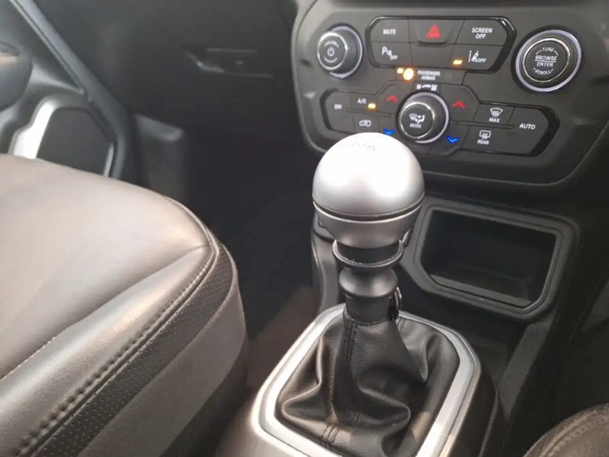 2019-jeep-renegade-10-gse-limited-big-16