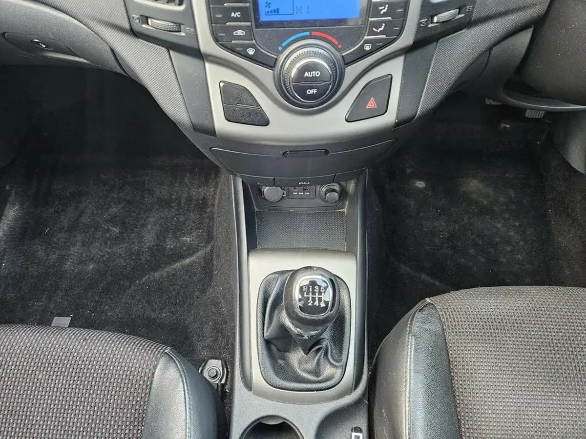 2010-hyundai-i30-16-premium-big-14