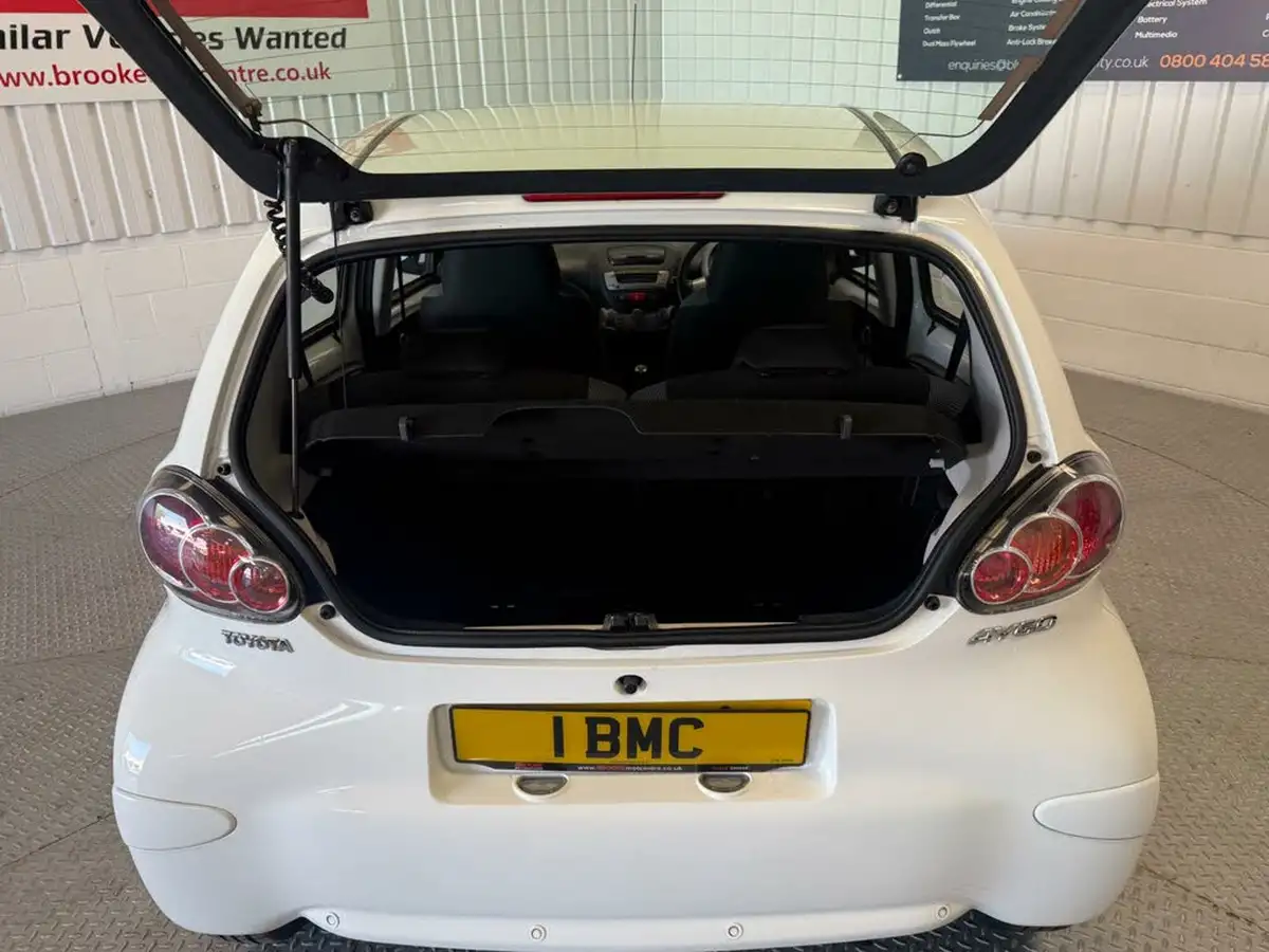 2013-toyota-aygo-10-move-5d-big-14
