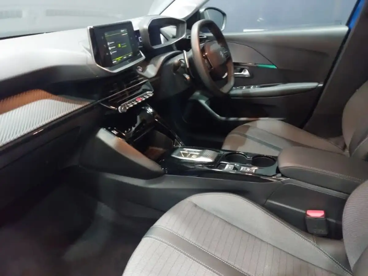 2023-peugeot-208-12-puretech-allure-premium-130ps-eat8-big-4