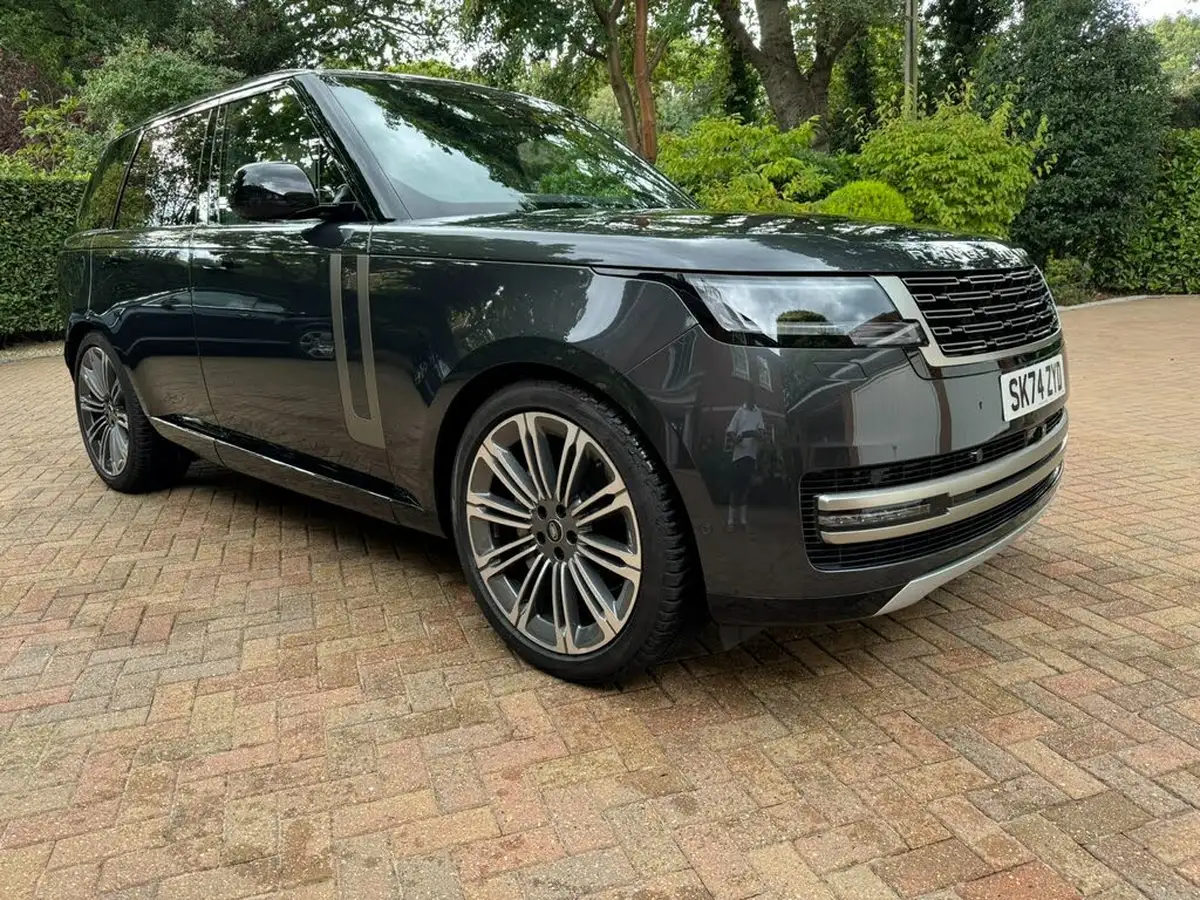 2024-land-rover-range-rover-30-p460e-se-big-3