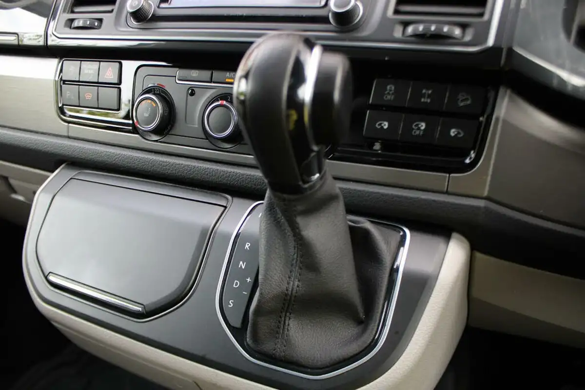 2019-volkswagen-transporter-big-23