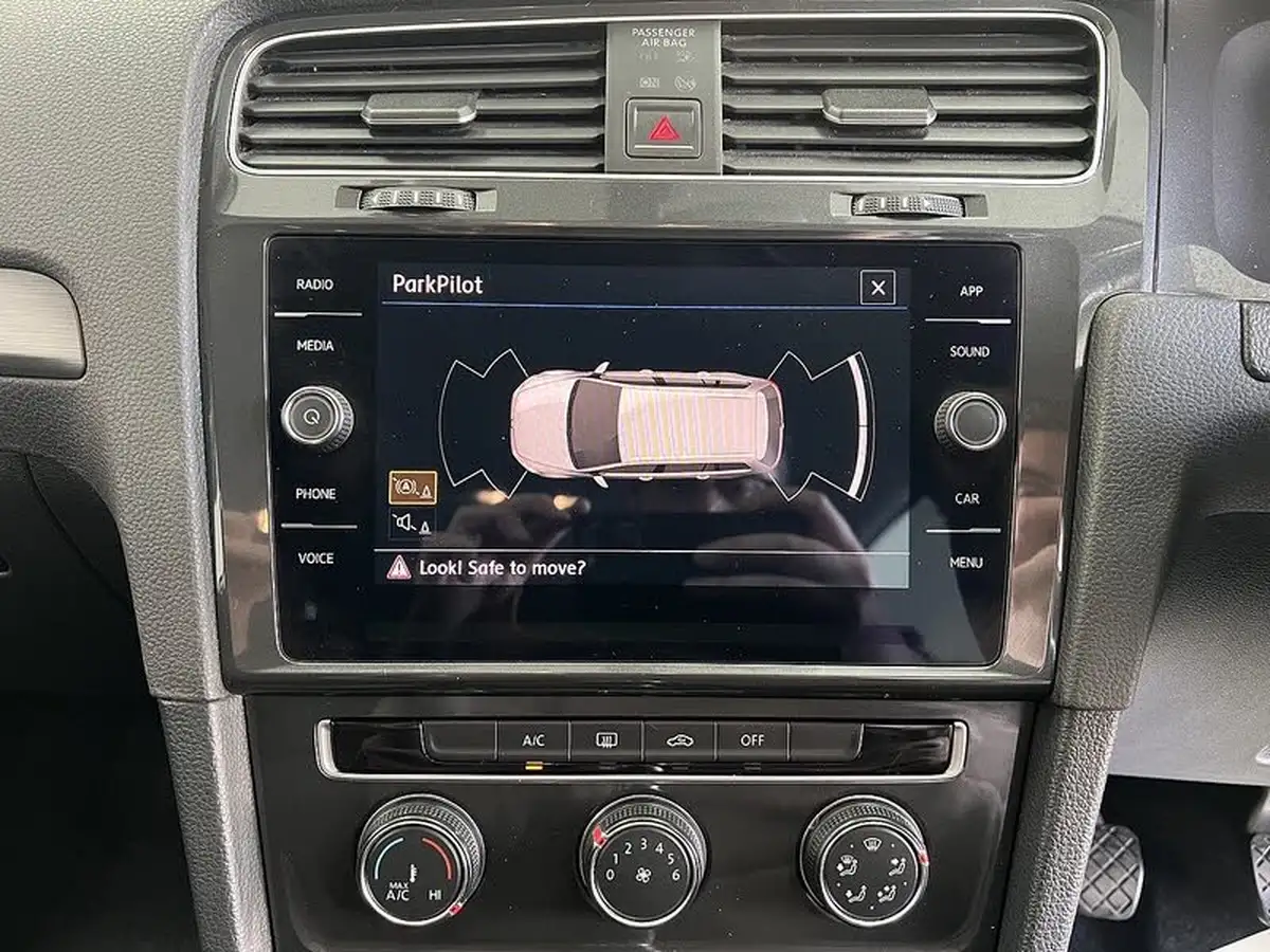 2019-volkswagen-golf-16tdi-se-estate-5d-big-11