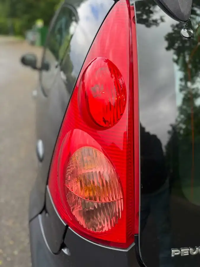 2012-peugeot-107-10-urban-5d-big-45
