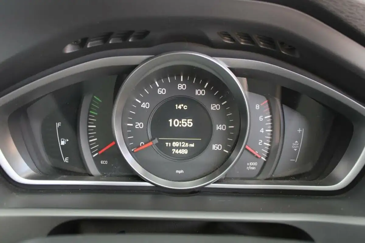 2013-volvo-v40-16-t2-es-big-28