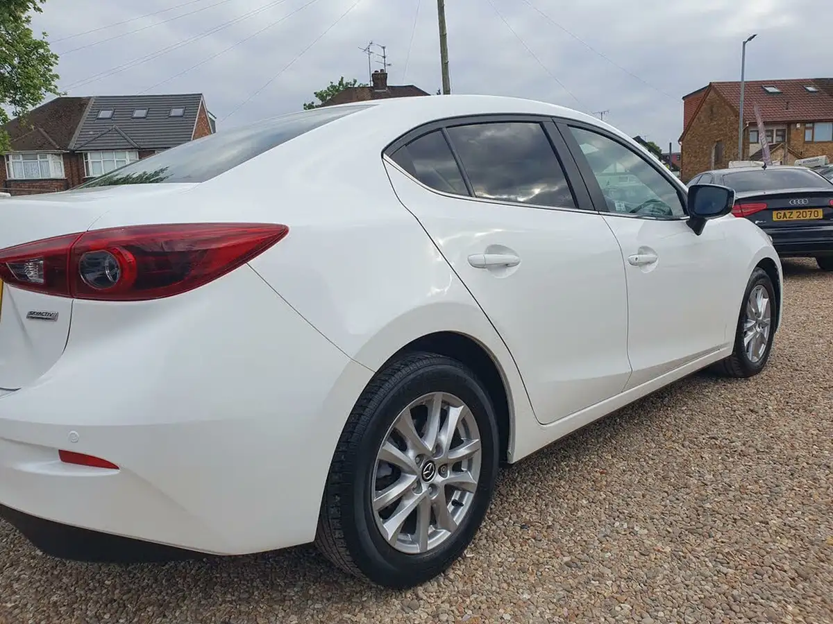 2015-mazda-mazda3-20-se-l-fastback-4d-big-12