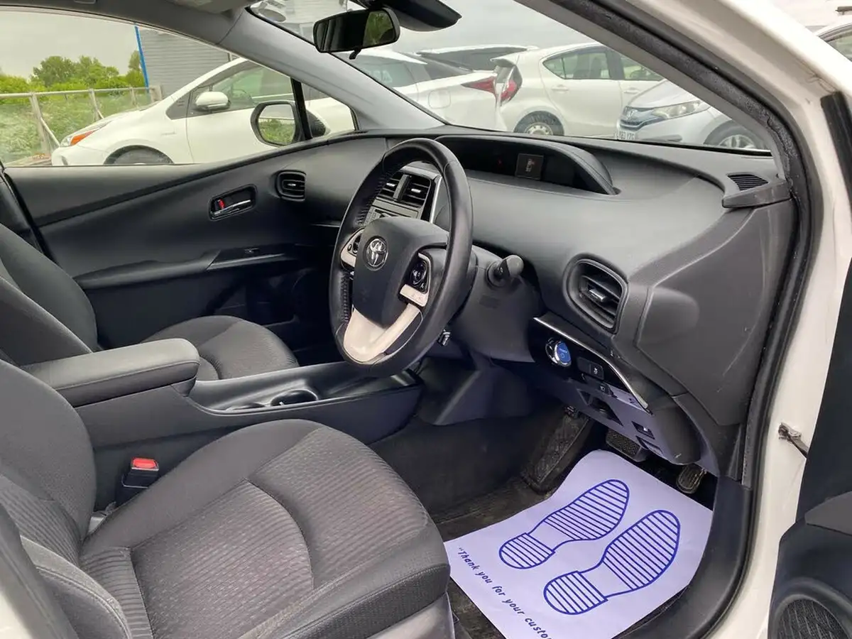 2017-toyota-prius-big-12