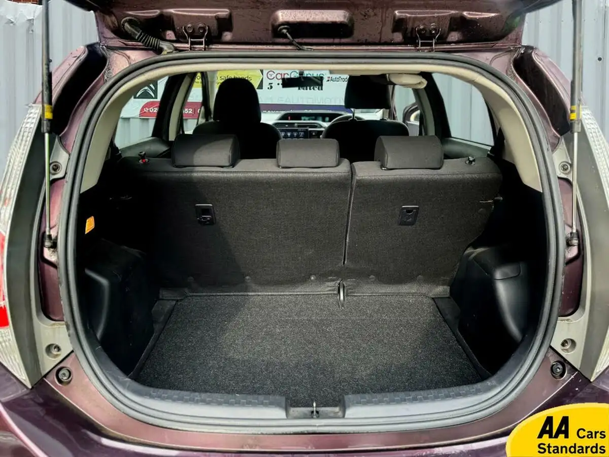 2014-toyota-yaris-big-19