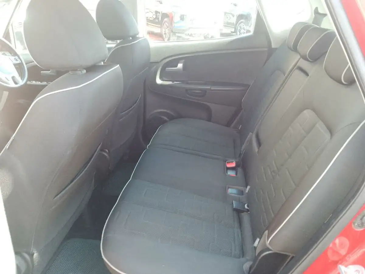 2012-kia-venga-16-2-big-21