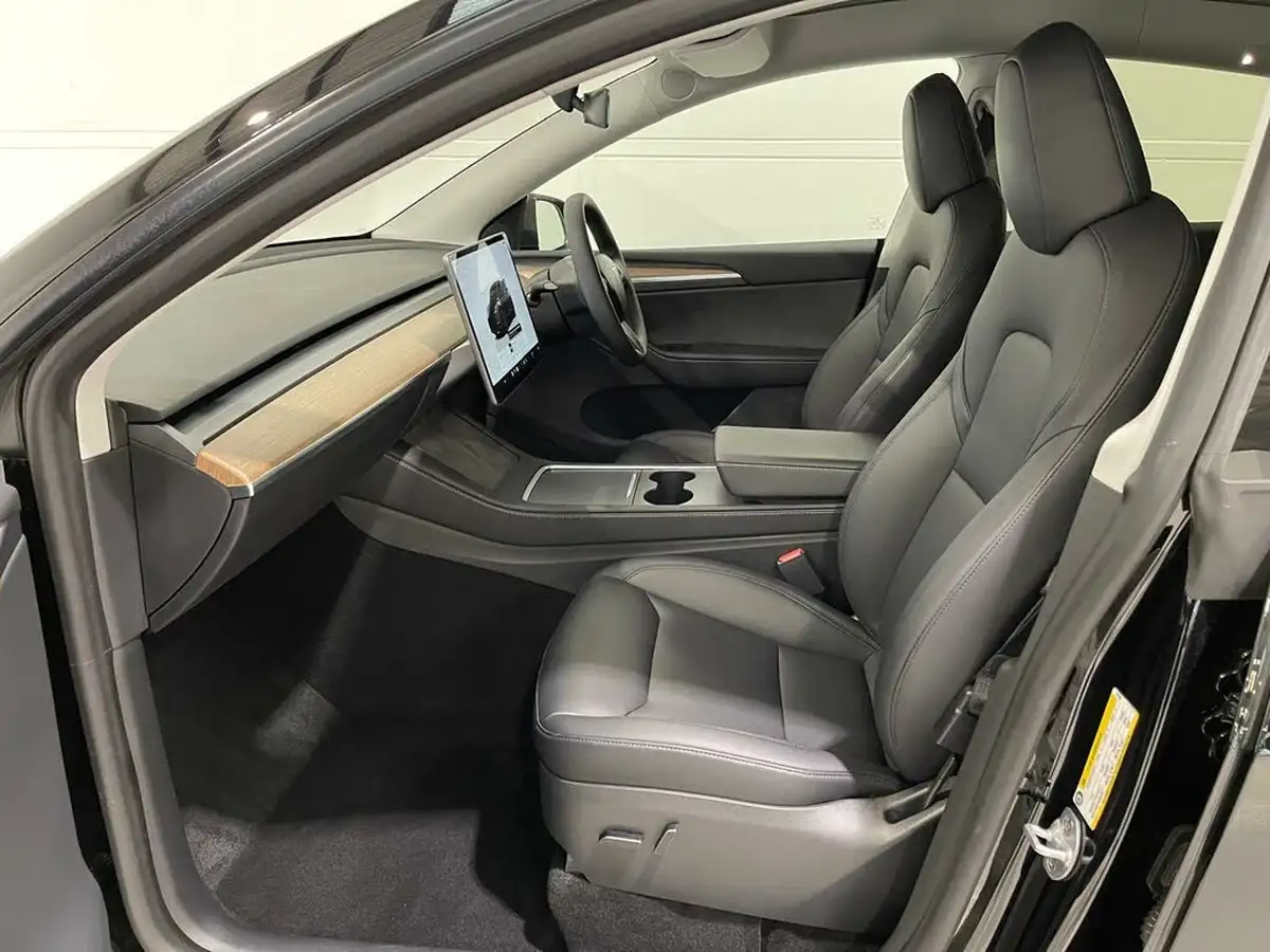 2024-tesla-model-y-e-performance-big-33