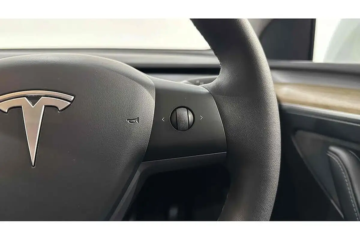 2022-tesla-model-y-e-long-range-big-37