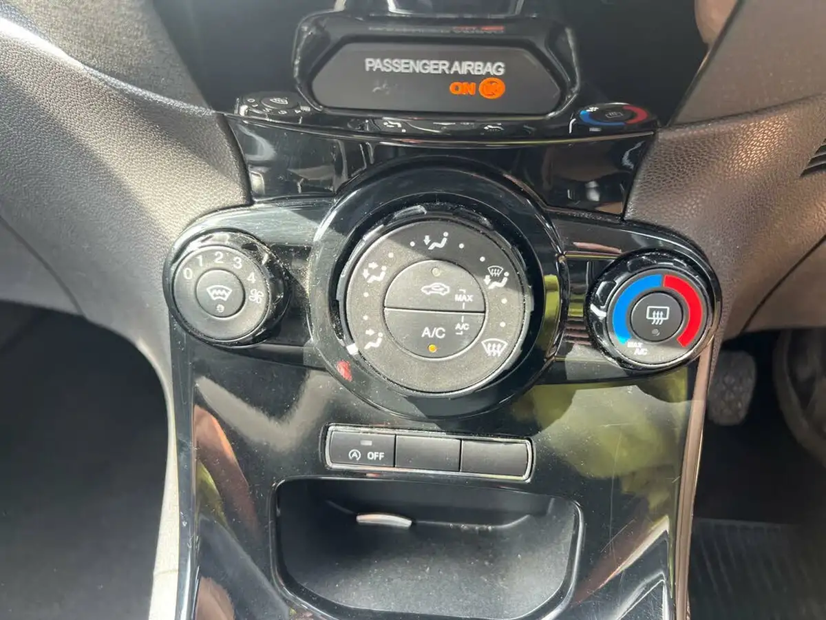 2014-ford-fiesta-10-zetec-100ps-ecoboost-ss-3d-big-9