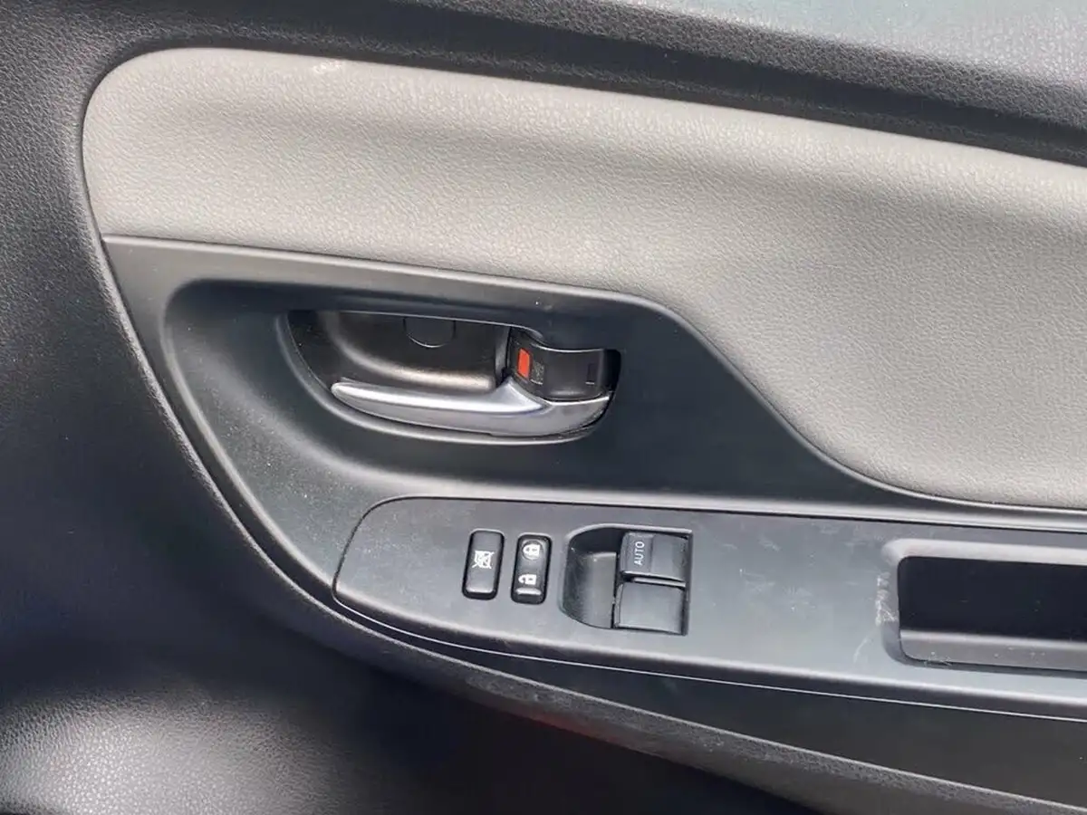 2018-toyota-yaris-15-vvt-i-icon-navi-hybrid-big-18