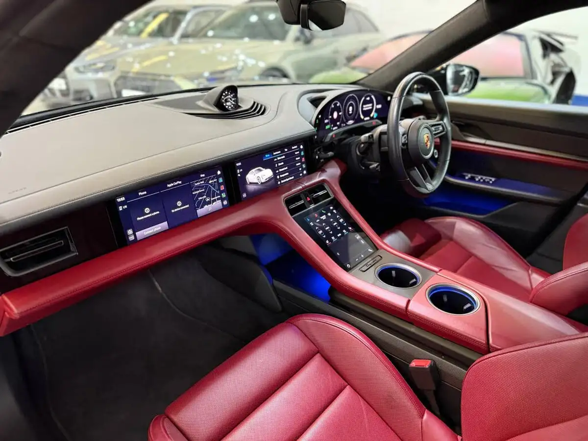 2020-porsche-taycan-e-turbo-s-big-39