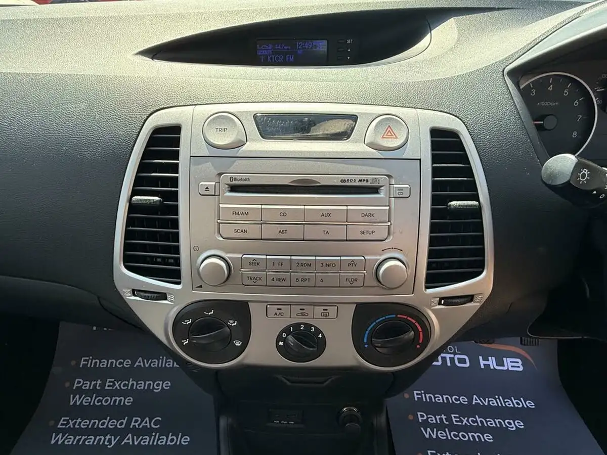 2011-hyundai-i20-12-comfort-3d-big-22